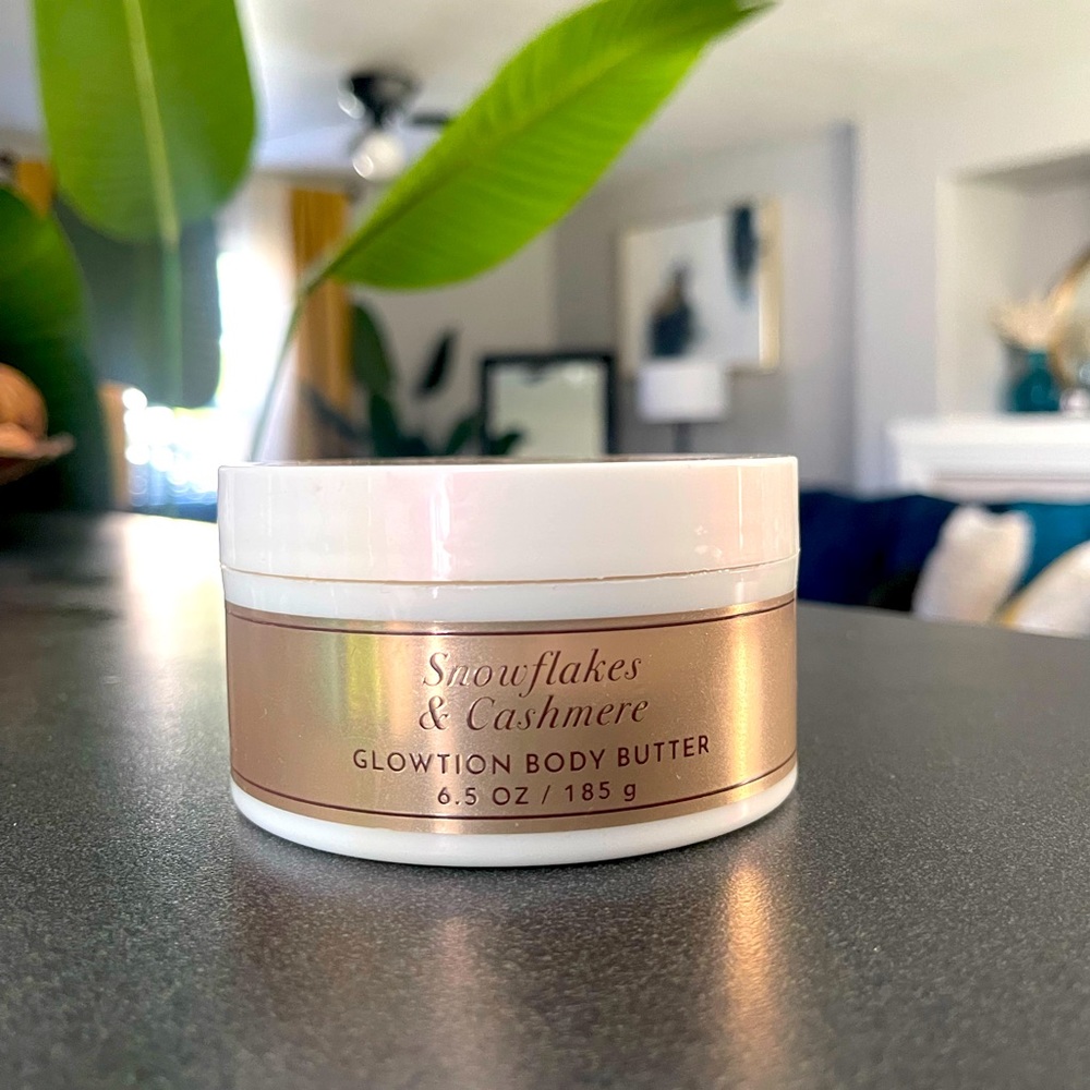 Snowflakes & Cashmere Glowtion